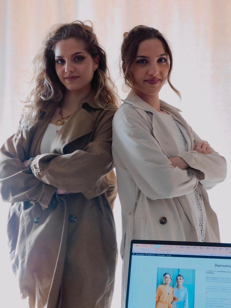 Équipe de professionnels en communication et marketing chez tadoublecom, votre agence de communication